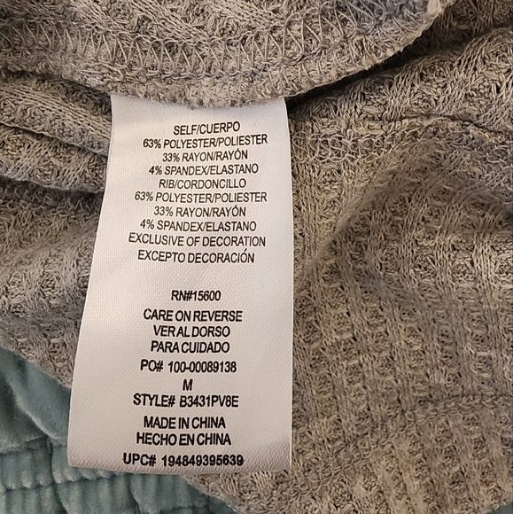 Democracy Gray Asymmetrical Hem Top Size Medium NWOT - Picture 4 of 6